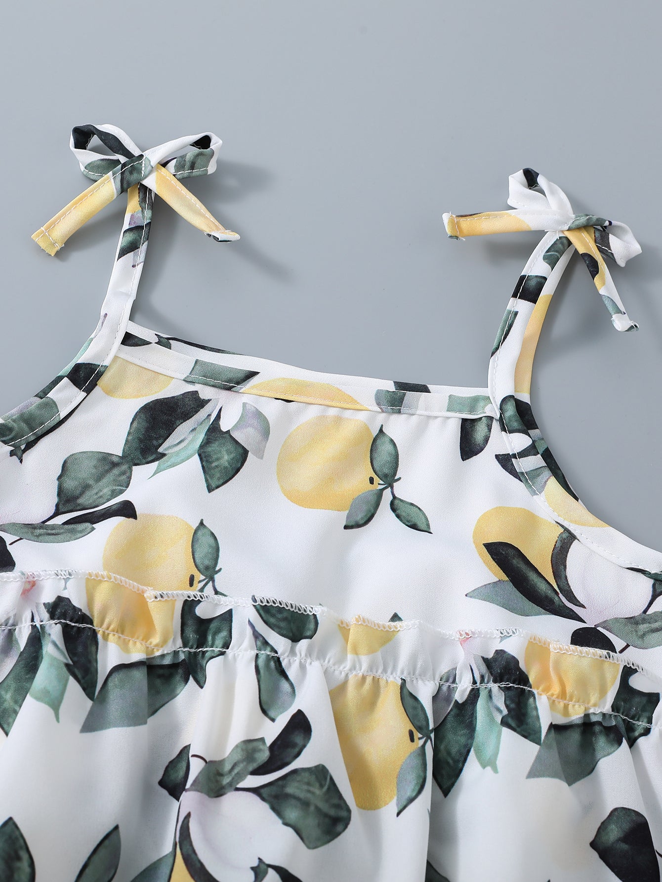 2pcs Girls Fruit Print Layered Hem Bow Cami Top & Elastic Waist Shorts Set Kids Summer Clothes
